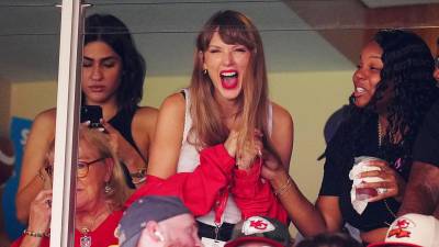 Taylor Swift Spotted Laughing at Go Taylor s Boyfriend Chiefs Blanket During Hospital Visit 068