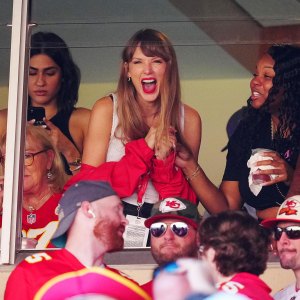 Taylor Swift Spotted Laughing at Go Taylor s Boyfriend Chiefs Blanket During Hospital Visit 068