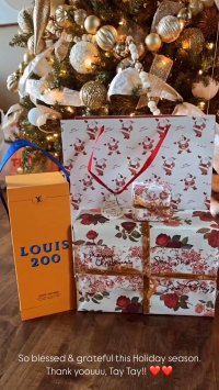 Taylor Swift and Travis Kelce Send Christmas Presents to Bandmate Chris Jones and Partner Sheawna Kiarav 739