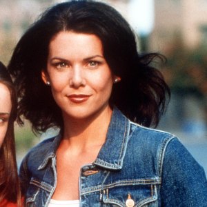 370100 09: Alexis Bledel and Lauren Graham star in Warner Bros. TV series "The Gilmore Girls." (Photo by Warner Bros./Delivered by Online USA)