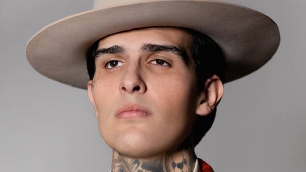 Adriel Favela - Orígenes