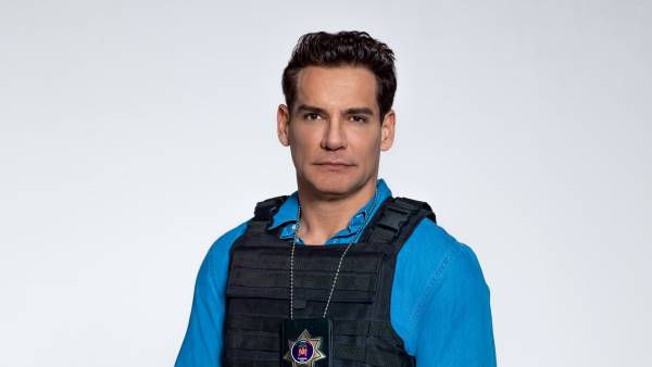 Christián de la Fuente en su papel de policía en la serie 'La Jefa'