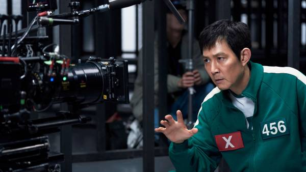 Feature Squid Game Fans Find Onscreen Editing Issue With a Cameraman During Major Season 2 Moment Squid Game S2 Lee Jung-jae