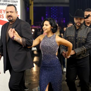 Pepe Aguilar con sus hijos Ángela y Leonardo.