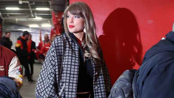 taylor swift in chanel at chiefs game
