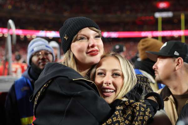 Taylor Swift and Brittany Mahomes Hug and Cheer After Chiefs AFC Win ...
