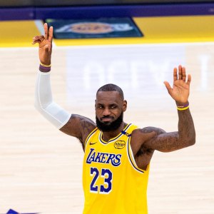 LeBron James Has Adorable Moment With Young Fan After She Breaks Down in Tears Courtside 6132