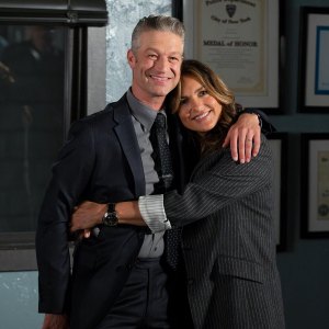 SVU s Peter Scanavino Says Carisi and Benson s Relationship Mirrors Mariska Hargitay Friendship 631