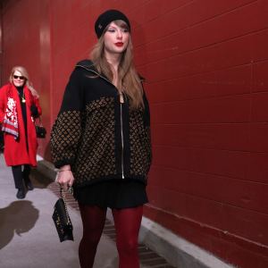 Taylor Swift Brings Mom, Dad and Brother to Cheer on Travis Kelce at AFC Championship Game