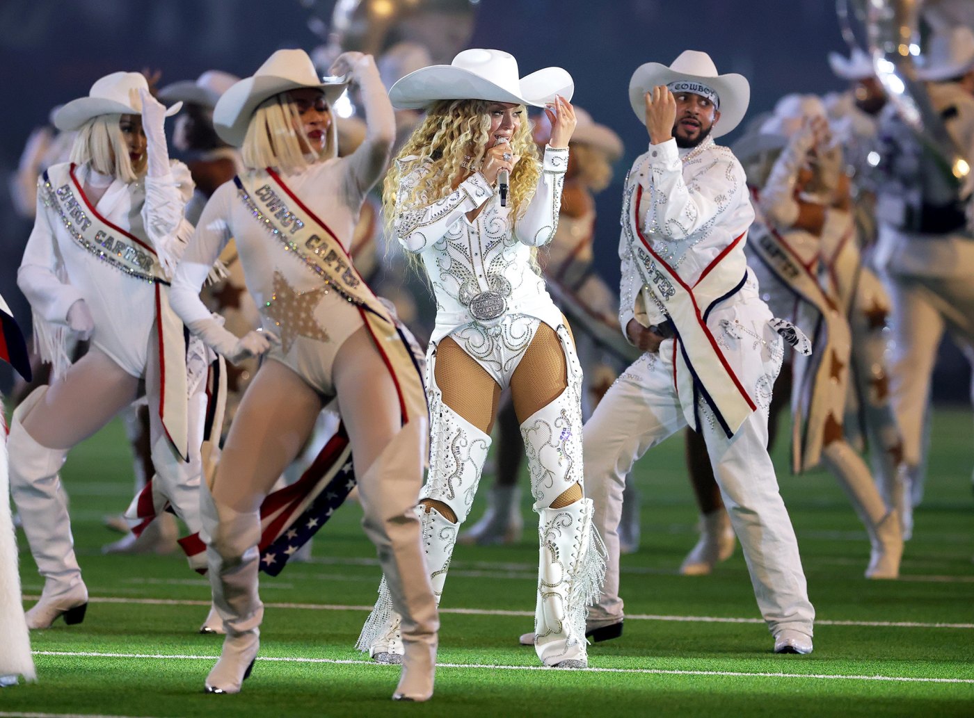 Nfl Halftime Performance Costumes Why the NFL Warned Beyonce Over Her Christmas Halftime Show Costume ...