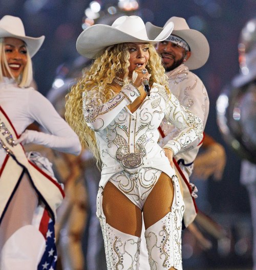 Nfl Halftime Performance Costumes Why the NFL Warned Beyonce Over Her Christmas Halftime Show Costume ...