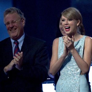 Taylor Swift's Dad Trolls Her With Fake High-Five Ahead of Super Bowl