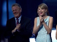 Taylor Swift's father trolls her with a pseudo-five fake in front of Super Bowl