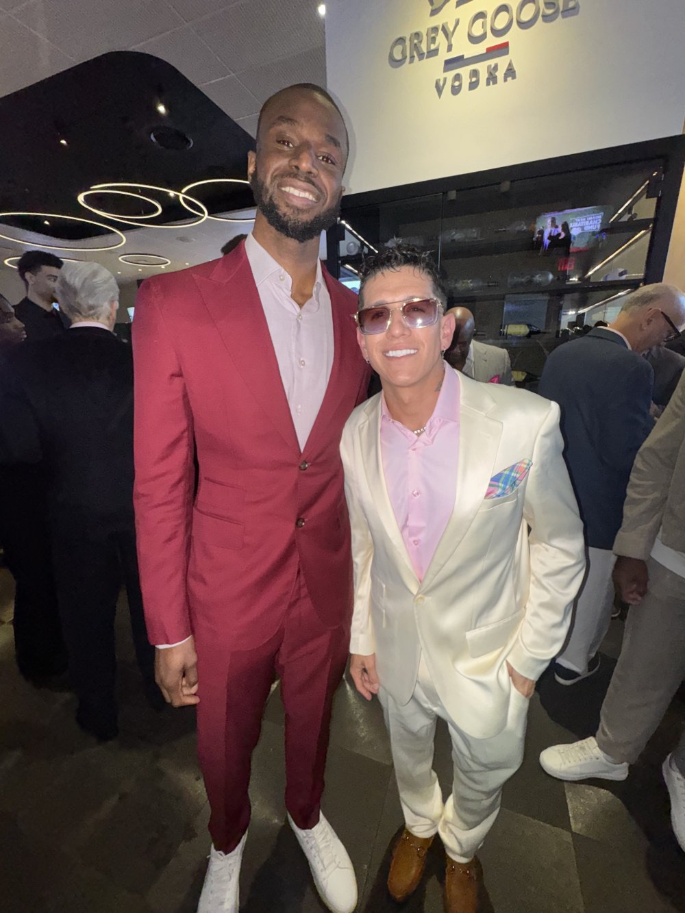 Lenny Tavárez y el jugador Andrew Wiggins
