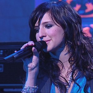 Ashlee Simpsons Disastrous Saturday Night Live Performance Explained as Show Turns 50