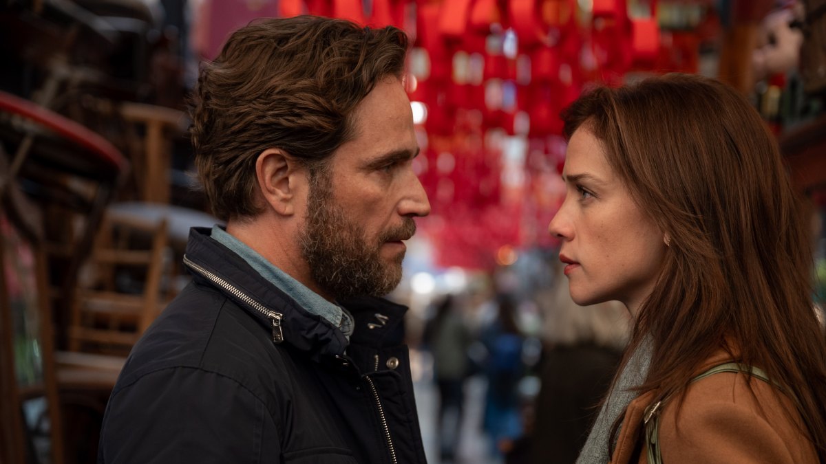 Michel Brow y Carolina Miranda en Hilo Rojo