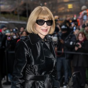 Anna wintour in black coat and sunglasses
