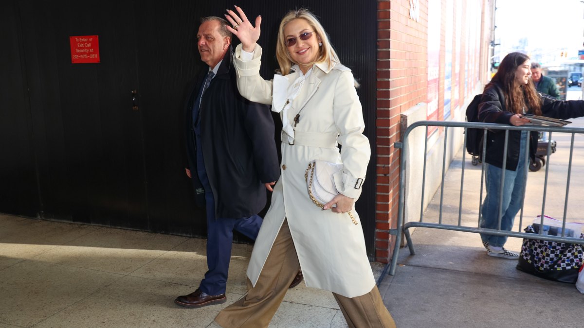 Kate Hudson is seen arriving at the 'Drew Barrymore Show' on February 26, 2025 in New York City.