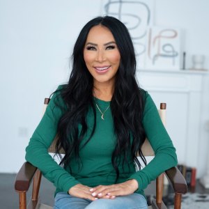 Mindset coach and friendship expert Shari Leid portrait