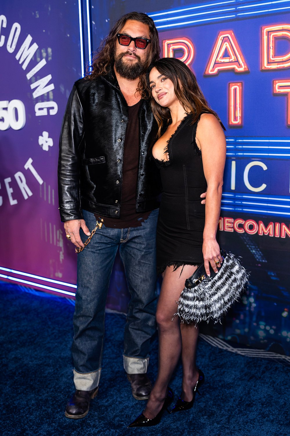 Jason Momoa e a namorada Adria Arjona 'SNL 50' tapete vermelho no concerto