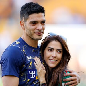 Raul Jimenez le pide matrimonio a Daniela Basso en un escenario