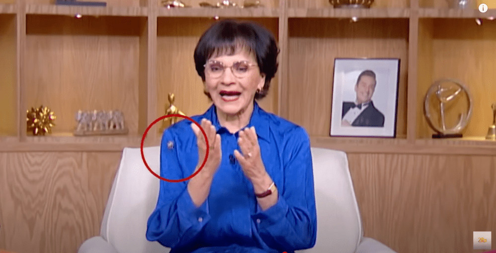 Captura de pantalla del momento en que se cae el arete de Pati Chapoy en Ventaneando