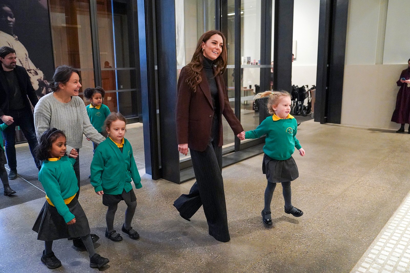 Kate Middleton Rides School Bus, Holds Hands With Kids on Royal Visit ...