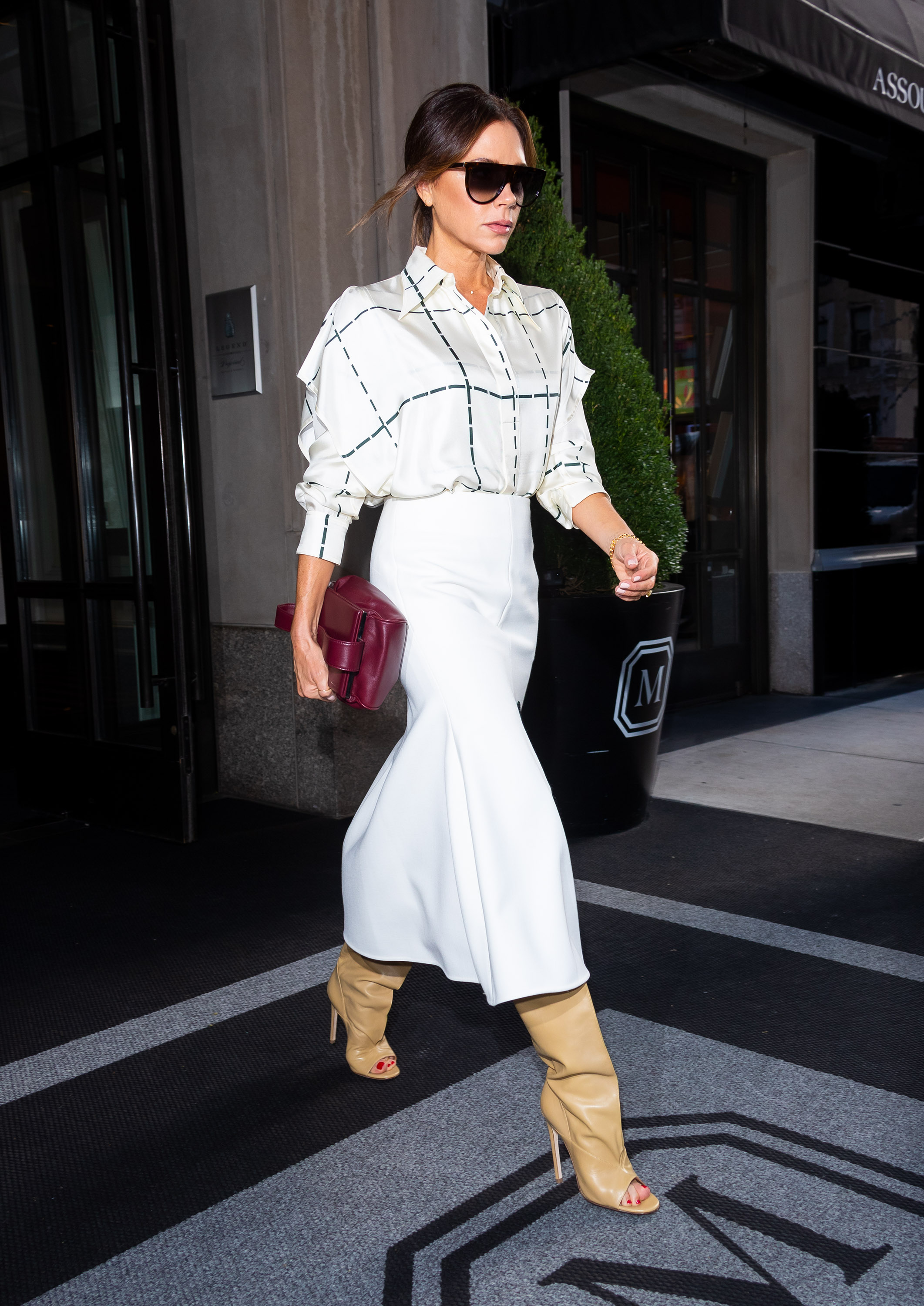 Victoria Beckham Brings Back One of Meghan Markle’s Most Famous Bags - Victoria Beckham carries original Vanity Box Bag in 2019