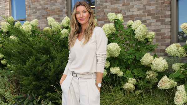Gisele Bündchen in beige sweater and pants