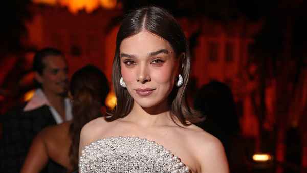 FTR Hailee Steinfeld Sparkles During Solo Outing at 2025 Vanity Fair Oscars Party