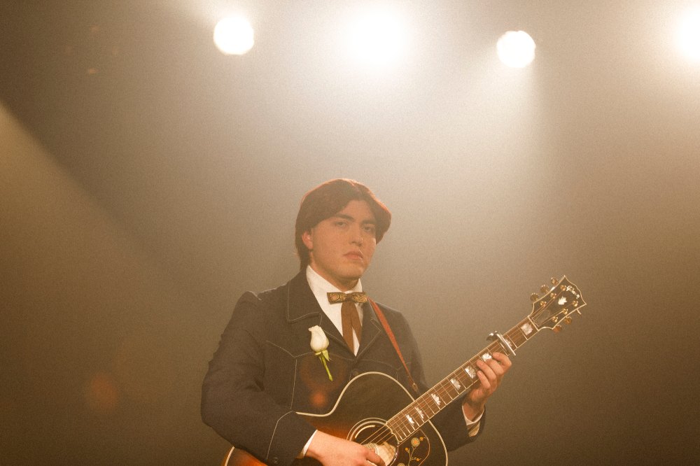 Kevin Kaarl rinde tributo a José José con su intrepretación de 'El Triste' en su 55 aniversario