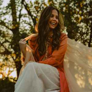 Us Weekly s Backstage Pass Sierra Hull s Ideal Afterparty Includes an Impromptu Jam Session 059