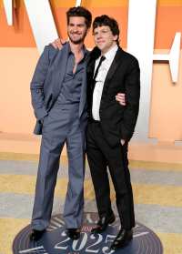 Social Network Andrew Garfield and Jesse Eisenberg reunite at Oscar Plaid Vanity Fair 2025