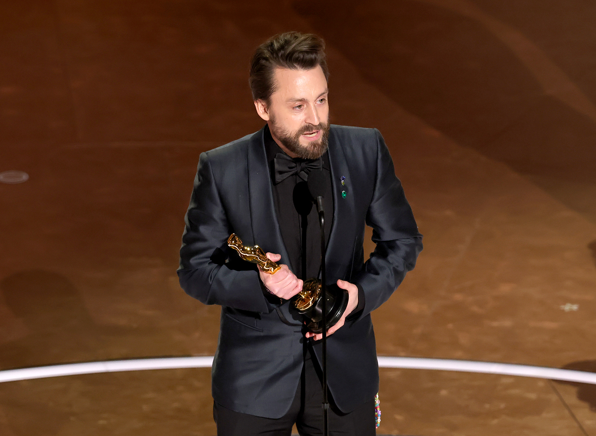 New Photo - Kieran Culkin Jokes About Parents in Oscars Speech, Doesn't Mention Macaulay