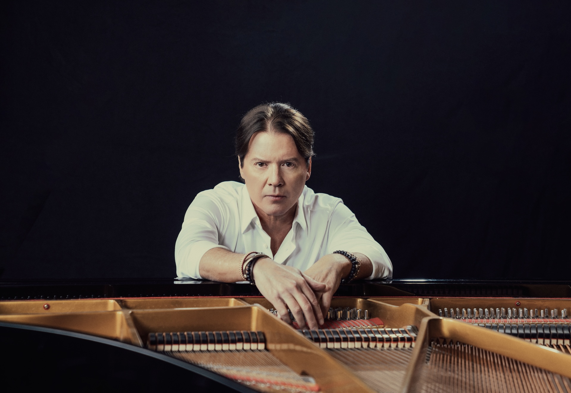 Arthur Hanlon, pianista, presenta su nuevo disco "Dos manos un mundo"