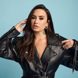 Demi Lovato Hilariously Removes Her Nose Ring