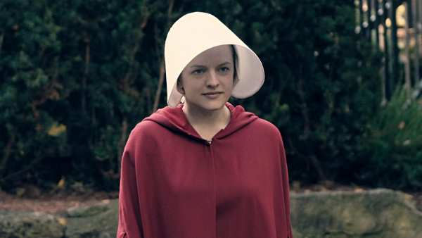 Elisabeth Moss Now Knows Which The Handmaids Tale Crew Member Asked for her underwear