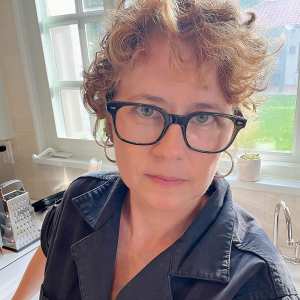 Feature Jenna Fischer Obsessed With Her Messy Uncontrollably Curly Post Chemo Bangs