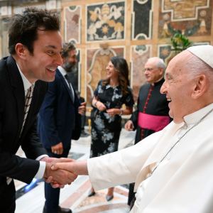 Jimmy Fallon y el Papa Francisco.