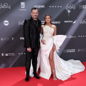 Asier Etxeandía y Aislinn Derbez
