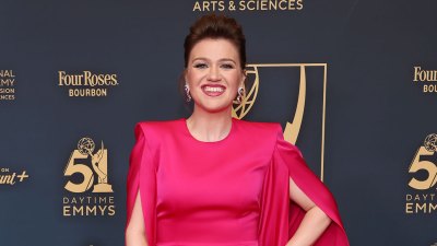 Kelly Clarkson Recalls Onstage Wardrobe Malfunction