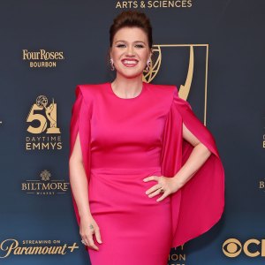 Kelly Clarkson Recalls Onstage Wardrobe Malfunction