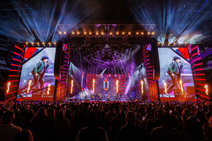 Julión Álvarez en el SoFi Stadium de Los Ángeles, California