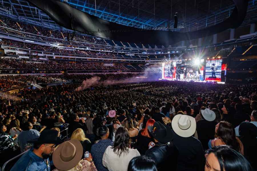 Julión Álvarez en el SoFi Stadium de Los Ángeles, California
