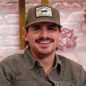 Promo Country Star Tucker Wetmore Jokes Tourmate Thomas Rhett Is a Bad Texter