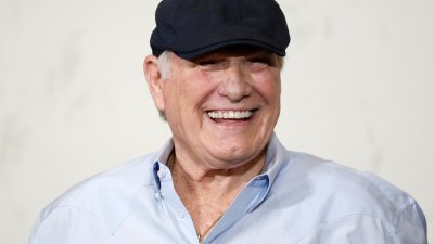 2198040878 Steelers Legend Terry Bradshaw Helps Free Passengers Trapped on Pittsburgh Plane