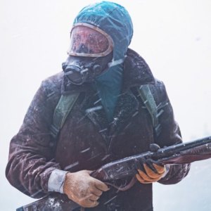 A man in a mask carries a gun in The Eternaut.