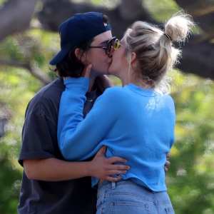 BGUS_3237659_009 Anna Camp Kissing Jade Whipkey