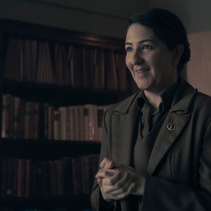 D'Arcy Carden Explains Her Handmaid's Tale Character Aunt Phoebe