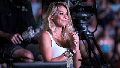 Feature GettyImages-151200474-Anna-Kournikova-2012-at-concert